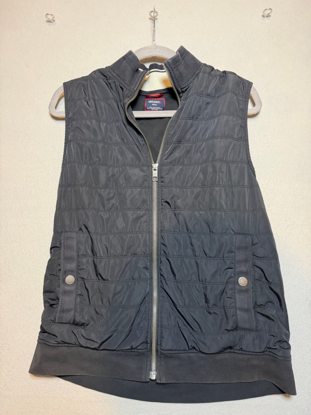 UNTUCKit rebulo Black vest with Cream Stripe Collar
